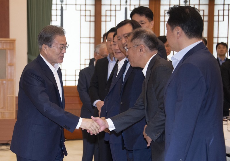 문재인 대통령이 지난 7월10일 일본 수출규제와 관련해 청와대에서 열린 경제계 주요인사 초청 간담회에서 정의선 현대차 수석부회장(오른쪽에서 두번째)과 최태원 에스케이 회장(첫번째) 등 참석자들과 인사하고 있다. 청와대사진기자단