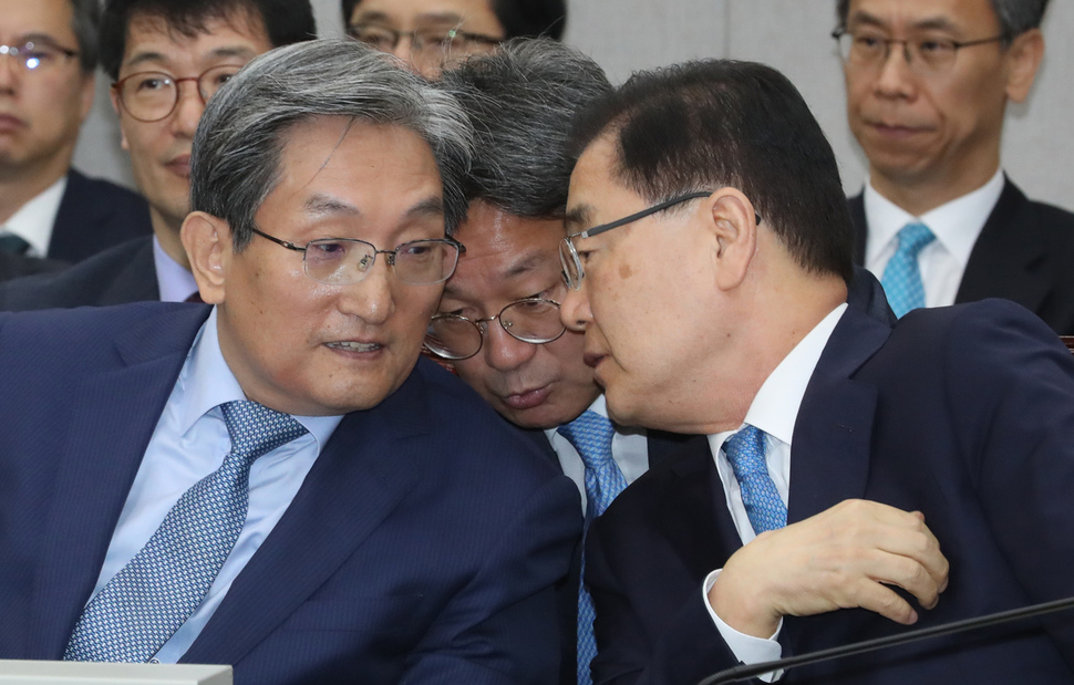 노영민 대통령 비서실장(왼쪽부터)과 강기정 정무수석, 정의용 국가안보실장이 6일 국회에서 열린 운영위원회 전체회의에서 머리를 맞대고 답변을 숙의하고 있다. 강창광 기자 chang@hani.co.kr