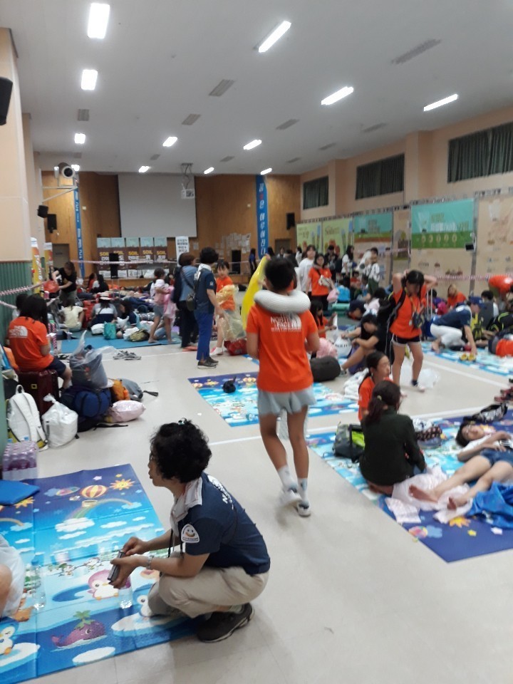제17회 걸스카우트 국제야영대회가 열린 고성군 토성면 신평리 세계 잼버리수련장에 7일 새벽부터 많은 비가 쏟아져 청소년 900여명이 텐트 밖으로 나와 안전한 곳으로 대피했다. 강원도소방본부 제공