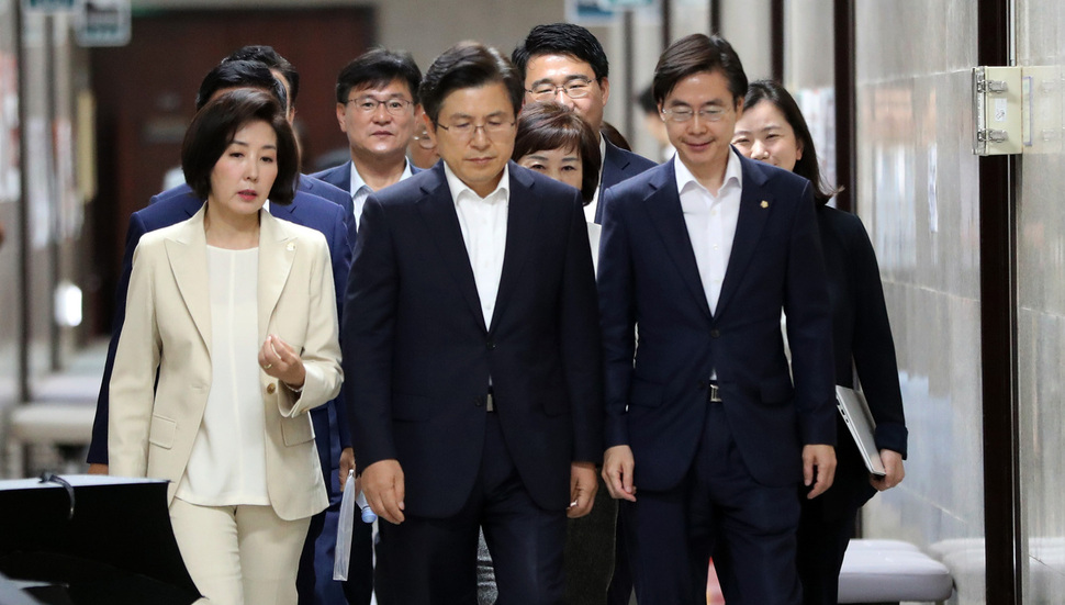 자유한국당 황교안 대표와 나경원 원내대표가 7일 오전 국회에서 열린 당 대표 및 최고위원-중진의원 연석회의에 입장하고 있다. 김경호 선임기자 jijae@hani.co.kr