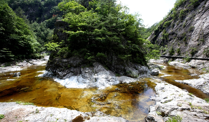 덕풍계곡 탐방로 들머리에서 10여분 걷자 나타난 풍경. 김선식 기자