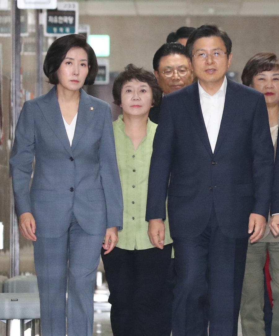 자유한국당 황교안 대표와 나경원 원내대표가 8일 국회에서 열린 최고위원회의에 들어서고 있다.  연합뉴스