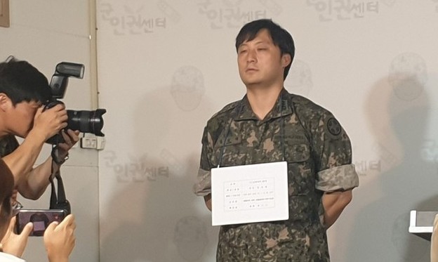 군인권센터 “육군 7군단, 훈련 열외자 병명 적은 명찰 달게 했다”