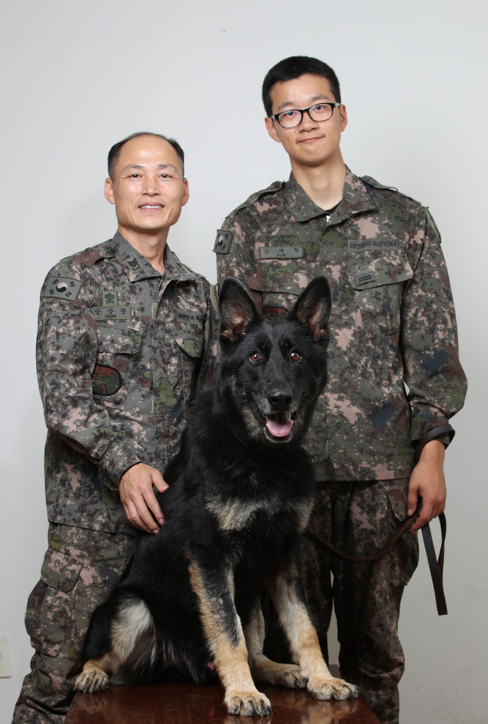 조은누리양 구조한 달관이(수컷·7)와 박상진 상사(45), 군견병 김재현 일병(22)이 세종시 금남면 32사단 기동대대에서 함께 기념사진을 찍고 있다. 세종/김봉규 선임기자