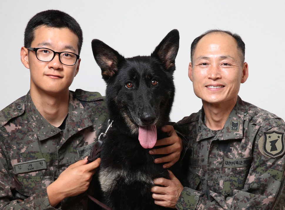 조은누리양 구조한 달관이(수컷·7)와 박상진 상사(45), 군견병 김재현 일병(22)이 세종시 금남면 32사단 기동대대에서 함께 기념사진을 찍고 있다. 세종/김봉규 선임기자 bong9@hani.co.kr