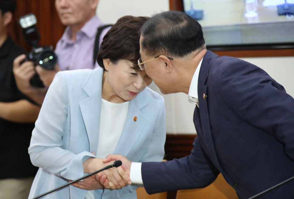 홍남기 경제부총리와 김현미 국토교통부 장관이 8일 오전 정부서울청사에서 열린 국정현안점검조정회의에 참석해 인사하고 있다. 연합뉴스