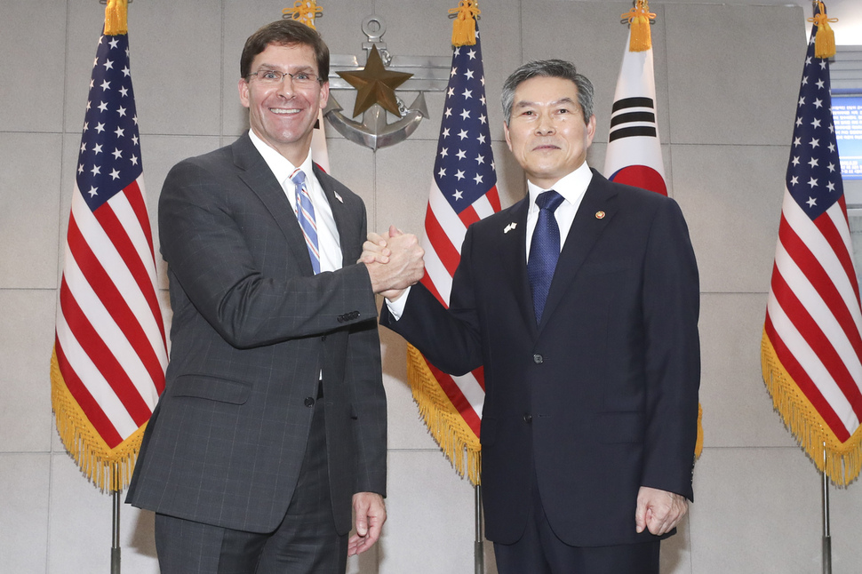 정경두 국방부 장관(오른쪽)과 마크 에스퍼 신임 미국 국방장관이 9일 오전 서울 용산구 국방부 청사에서 열린 한-미 국방장관 회담에 앞서 기념사진을 찍고 있다.  공동사진취재단