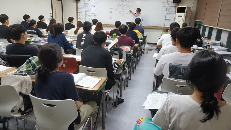 경기도 군포시에 있는 한 어학원. ‘토익기숙학원’으로 알려진 이 학원은 아침 8시부터 밤 10시까지 수업과 자습시간을 병행하는 커리큘럼을 운영하고 있다. 사진은 강사가 토익 문제를 설명하는 모습.