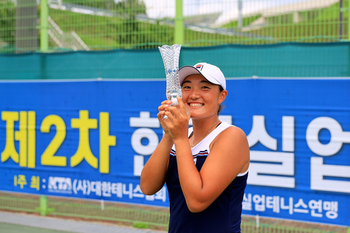 이은혜가 11일 2차 한국실업테니스연맹전 여자단식 우승트로피를 들고 좋아하고 있다. 한국실업테니스연맹 제공