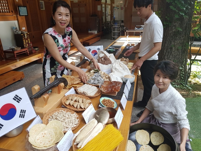 경북 안동 예미정 직원들이 14일 오후 2시 열리는 ‘독립군 밥상 복원 시연회’에 선보일 음식을 준비 중이다. 예미정 제공