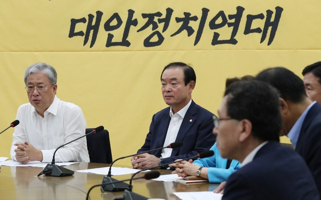 민주평화당 유성엽 원내대표(왼쪽)가 지난 8일 국회에서 열린 비당권파 모임인 '변화와 희망의 대안정치연대'(대안정치) 회의에서 발언하고 있다. 연합뉴스