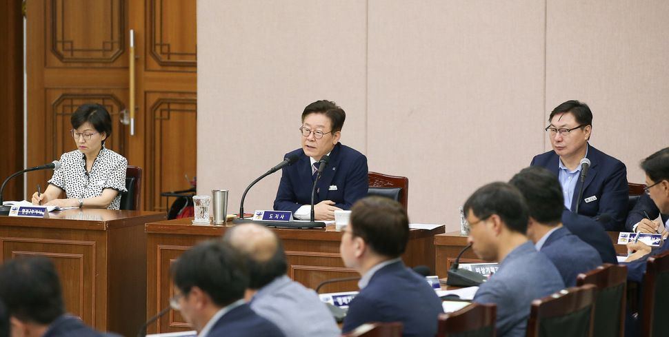 12일 경기도청에서 열린 확대간부회의에서 이재명 경기지사가 계곡 내 불법 영업 강제 철거를 지시하고 있다. 경기도 제공