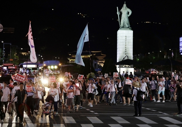 옛 일본대사관 앞에서 열린 ‘아베규탄 4차 촛불문화제'참석자들이 지난 10일 저녁 광화문네거리에서 조선일보로 행진을 하고 있다. <한겨레> 사진