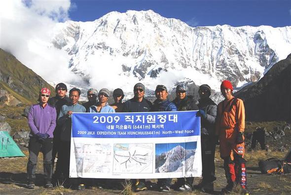 직지원정대는 2009년 9월 히말라야 안나푸르나 히운출리 북서벽에 ‘직지 루트 개척’을 위해 등정에 나섰다. 왼쪽 둘째가 박종성, 맨오른쪽 민준영 대원이다. 사진 직지원정대 제공