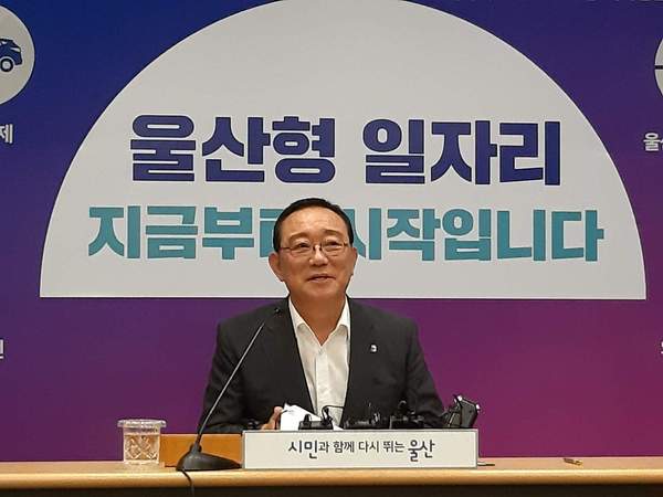 송철호 울산시장이 7월29일 현대모비스 전기차 부품 공장 유치 경위 등을 설명하고 있다. <한겨레> 자료사진