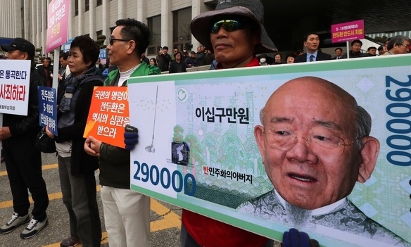 5·18민주화운동 당시 헬기 조종사 13명 증인 신청 논란