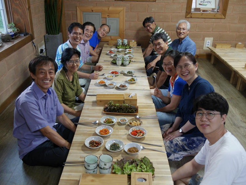 식탁에 둘러앉은 청주쌍샘교회 스콜레 참석자들.