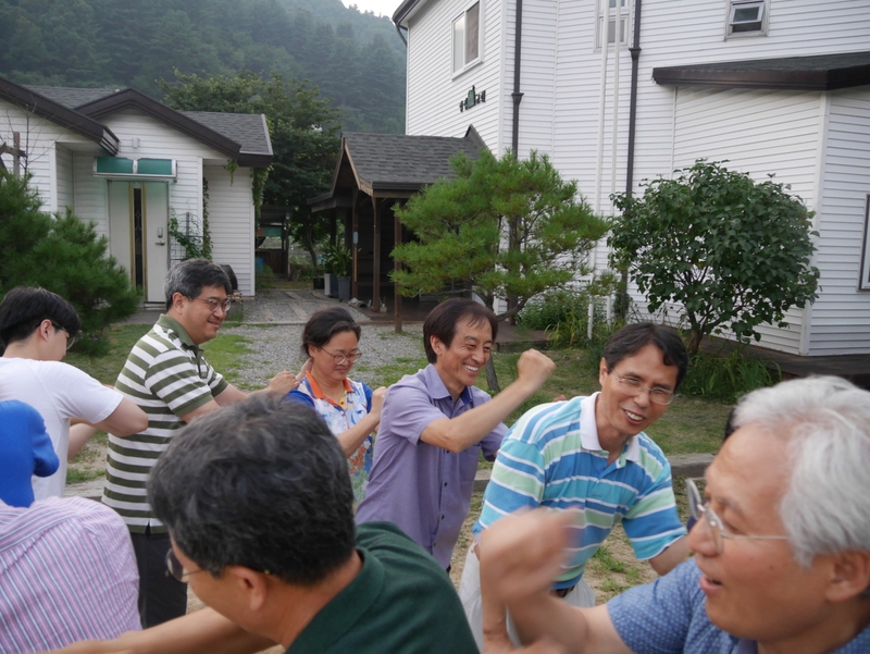 지난 5~6일 청주쌍샘교회에서 열린 한국교회생명신학 스콜레 참석자들이 서로의 등을 두들겨주고 있다.