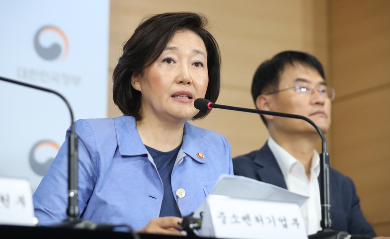 박영선 중소벤처기업부 장관이 5일 오전 정부서울청사에서 대외의존형 산업구조 탈피를 위한 소재·부품·장비 경쟁력 강화대책을 발표하고 있다. 백소아 기자 thanks@hani.co.kr