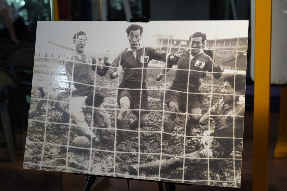 1954년 3월7일 일본 도쿄에서 맞붙은 스위스월드컵 아시아 예선 한일전에서 최정민(왼쪽) 선수가 결승골을 넣고 있다.