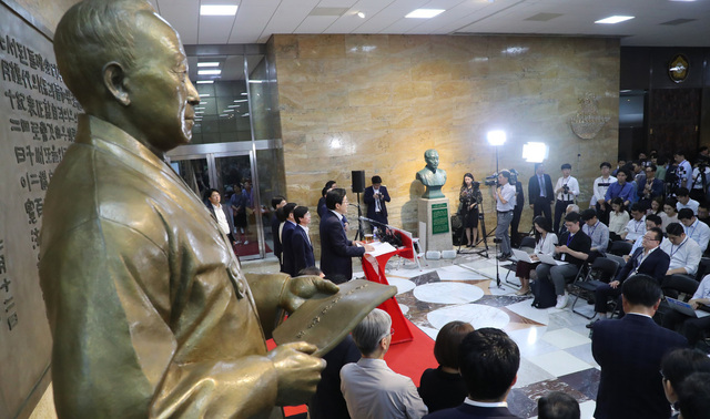 황교안 자유한국당 대표가 14일 오후 국회 중앙홀 이승만 전 대통령 동상 앞에서 광복절 대국민 담화문을 발표하고 있다. 연합뉴스