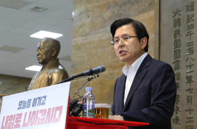 황교안 자유한국당 대표가 14일 국회 본관 중앙홀의 이승만 전 대통령 동상 옆에서 ‘광복절 대국민 담화문’을 발표하고 있다. 연합뉴스