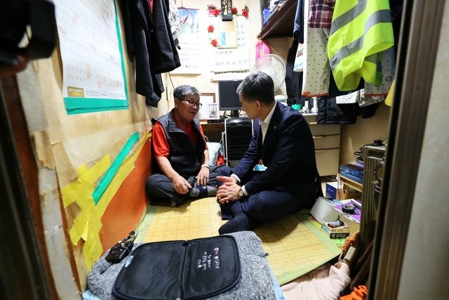 지난 7월31일 박능후 보건복지부 장관이 서울시 종로구 쪽방촌 주민을 만나 이야기를 나누고 있다. 빈민지원단체들은 쪽방 정의가 불명확해 실태 파악이 정확하게 되지 않고, 정책 지원 대상에서 배제되는 가구가 많다고 지적한다. 복지부 제공