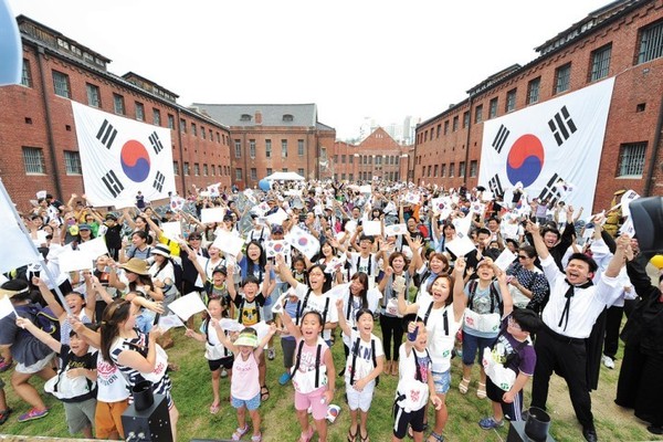 지난해 8월15일 서대문형무소역사관에서 ‘서대문 독립·민주 축제’에 참가한 시민들이 태극기를 들고 독립만세를 외치고 있다. 사진 서대문형무소역사관 제공