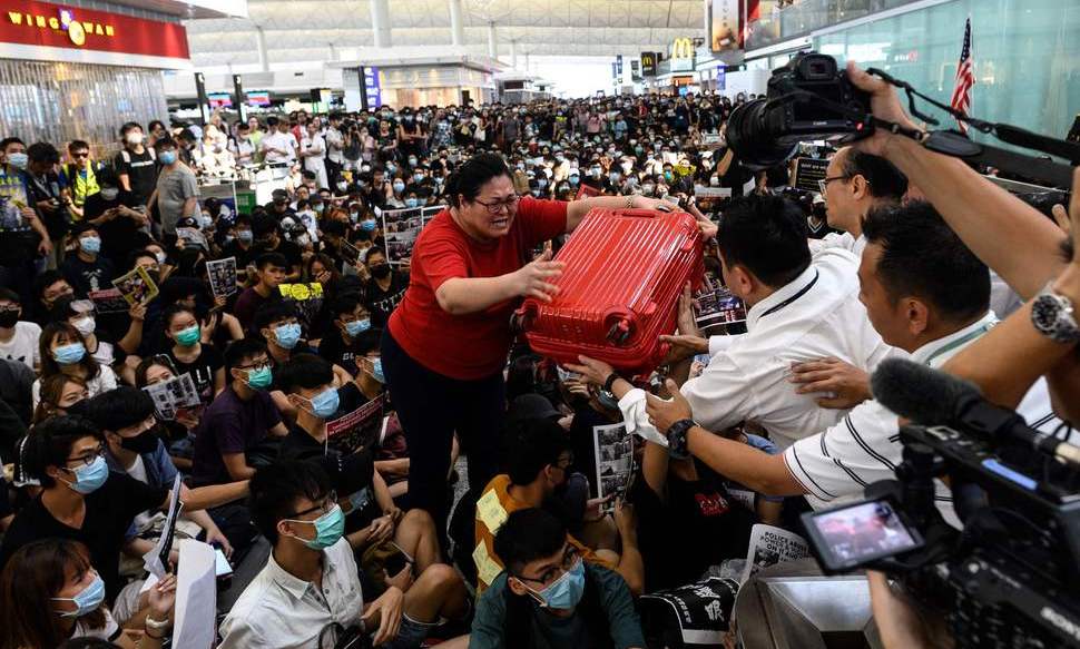 홍콩공항 ‘아수라장’…서울 가려던 한국인 여행객 발묶여 ‘동동’