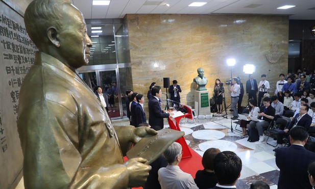 [사설] ‘미래로 가자’는 황 대표, 말보다 실천으로 보여주길