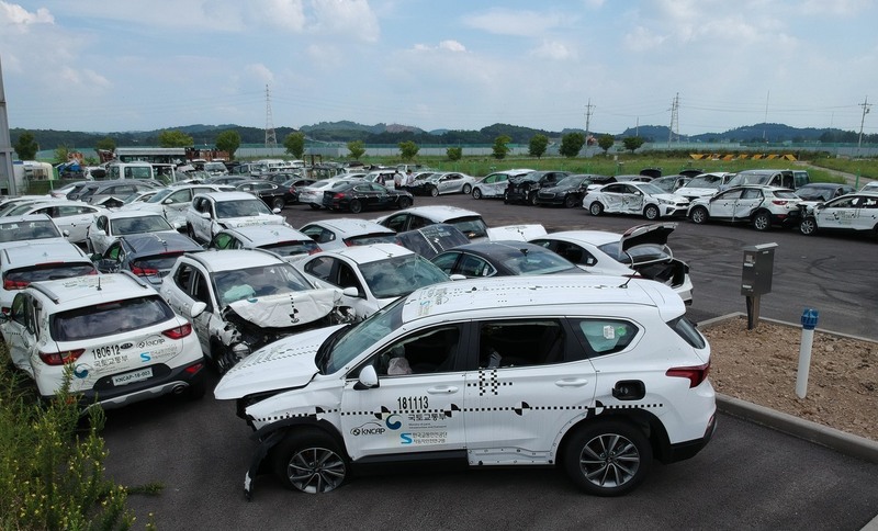 14일 오후 경기도 화성시 송산면 자동차안전연구원 야적장에 충돌시험에 사용된 뒤 파손된 자동차들이 모여있다. 화성/김봉규 선임기자 bong9@hani.co.kr