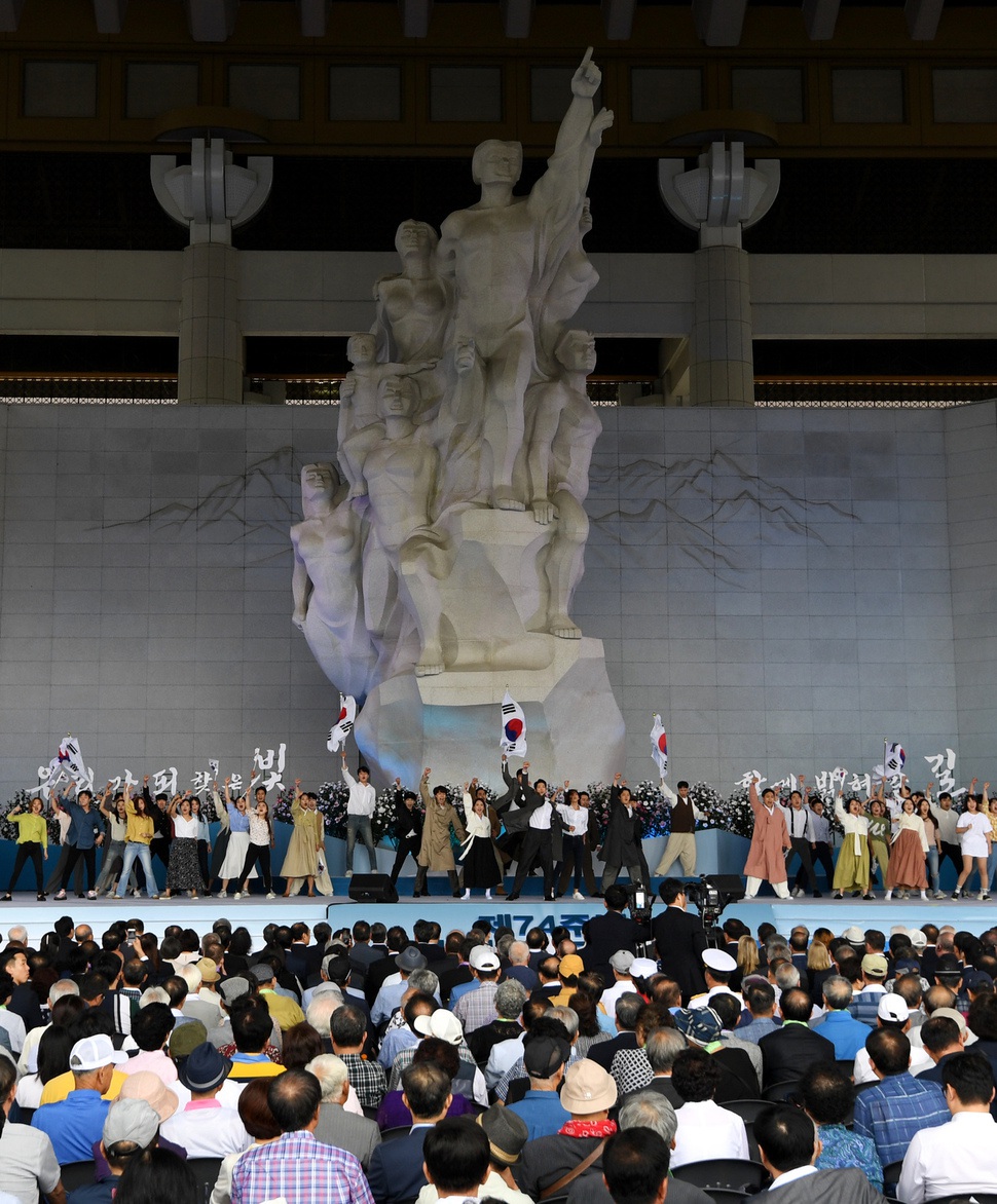 제74주년 광복절 정부 경축식이 15일 오전 충남 천안 독립기념관에서 열려 오프닝 공연이 진행되고 있다. ‘우리가 되찾은 빛, 함께 밝혀 갈 길’이라는 주제로 열린 이번 경축식에는 문 대통령을 비롯해 독립유공자와 각계각층의 국민, 주한외교단 등 1800여 명이 참석했다. 천안/사진공동취재단