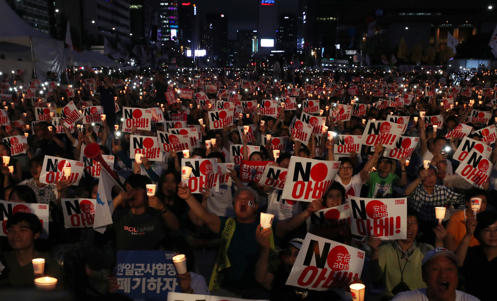 광복절인 15일 저녁 서울 광화문광장에서 열린 ‘8·15 제74주년 아베 규탄 및 정의 평화 실현을 위한 범국민 촛불 문화제’ 참가자들이 구호를 외치고 있다. 백소아 기자