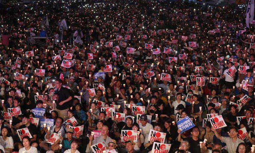 “독립운동은 못했어도 불매운동은 한다”…광화문 밝힌 ‘10만 촛불’