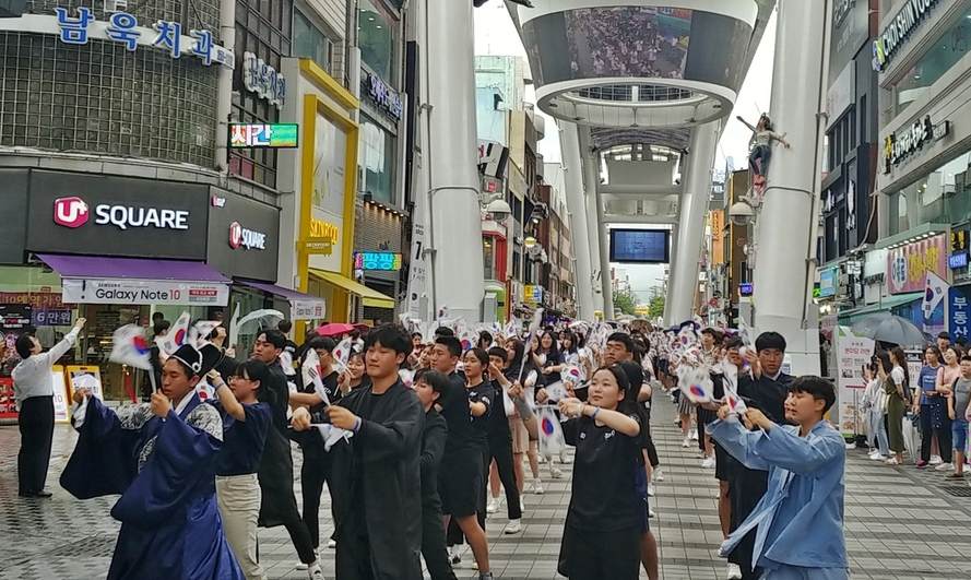 광복절 지방정부들마다 “극일 역사 쓰자”…아베 정부 규탄 행사도