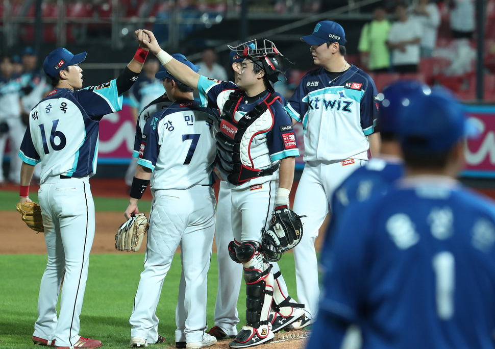 케이티(kt) 위즈 선수들이 16일 밤 삼성 라이온즈와의 수원 홈경기에서 9-1로 승리한 뒤 하이파이브를 하고 있다. 수원/연합뉴스