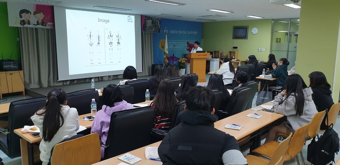 학생들이 김포우리병원에서 예비의료인이 되기 위해 수업을 듣고 있다.