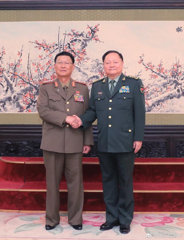 김수길 북한군 총정치국장(왼쪽)이 17일 베이징에서 장유사 중국 중앙군사위 부주석과 만났다. 중국 국방부 웨이보 갈무리