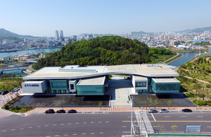 전남 목포의 상징적 공간인 삼학도에 자리한 김대중노벨평화상기념관 전경. 김대중노벨평화상기념관 제공