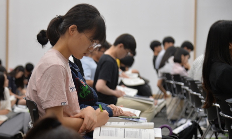 고교 3학년, 2학기부터 무상교육 첫 실시…44만명 수업료 등 지원받아 