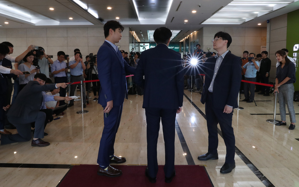 조국 법무부 장관 후보자가 19일 오전 청문회 준비 사무실이 마련된 서울 종로구 현대적선빌딩에 출근하며 기자들의 질문에 답하고 있다. 백소아 기자