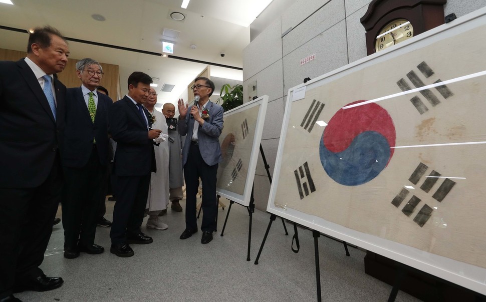 19일 오전 서울 여의도 광복회관에서 열린 ‘3·1운동 백주년 기념 항일독립운동 사료전’ 참석자들이 독립군 태극기, 각종 자료 등을 관람하고 있다. 신소영 기자