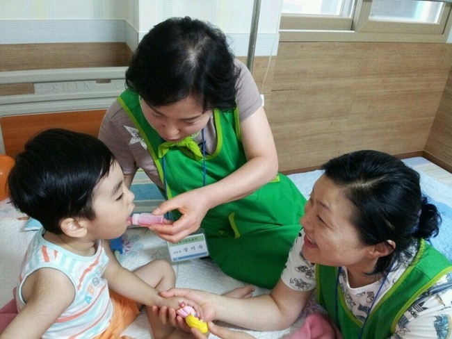 광주광역시 광산구가 마련한 전문교육과정을 이수한 병원아동보호사들이 병원에 입원한 아이들을 돌봐주고 있다. <한겨레> 자료 사진