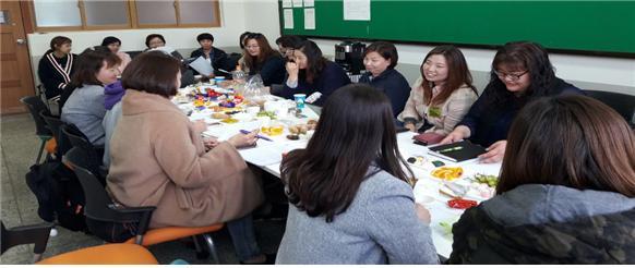 혁신학교는 학부모를 비롯한 지역 사회와도 함께 호흡하는 것으로 잘 알려져 있다. 송정중 학부모회의 활동 장면. 송정중 학부모회 제공