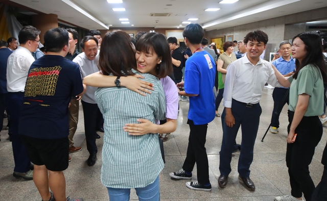 지난 8월6일 서울 종로구 한국교회100주년기념관에서 열린 대한예수교장로회 통합 총회 재판국 재심에서 명성교회 ‘부자 세습 무효’ 판결이 나오자 장로회신학대 신학생 등 세습 반대 쪽 관계자들이 서로 껴안으며 기뻐하고 있다. 연합뉴스