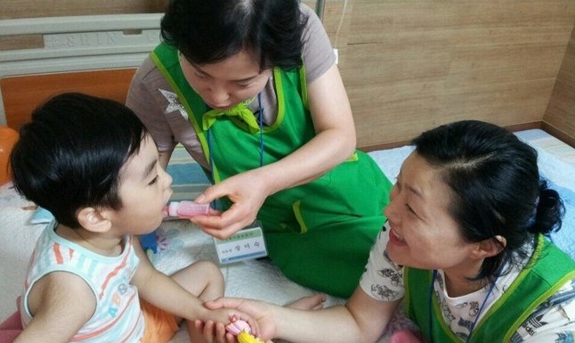 아픈 아이 부모 대신 아동보호사가 돌봐준다