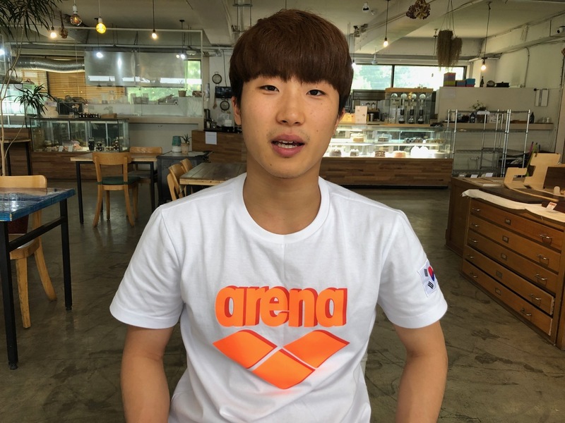 우하람이 19일 경기도 하남시 국민체육진흥공단 다이빙팀 숙소 근처의 카페에서 자신의 다이빙 열정을 설명하고 있다.