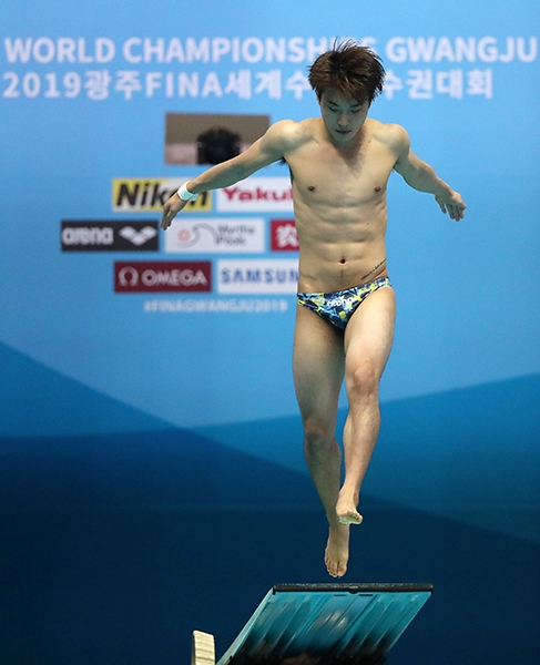 우하람이 지난달 17일 광주 남부대수영장에서 열린 2019 광주세계수영선수권대회 다이빙 남자 3ｍ 스프링보드 준결승에서 도약하고 있다. 광주/연합뉴스