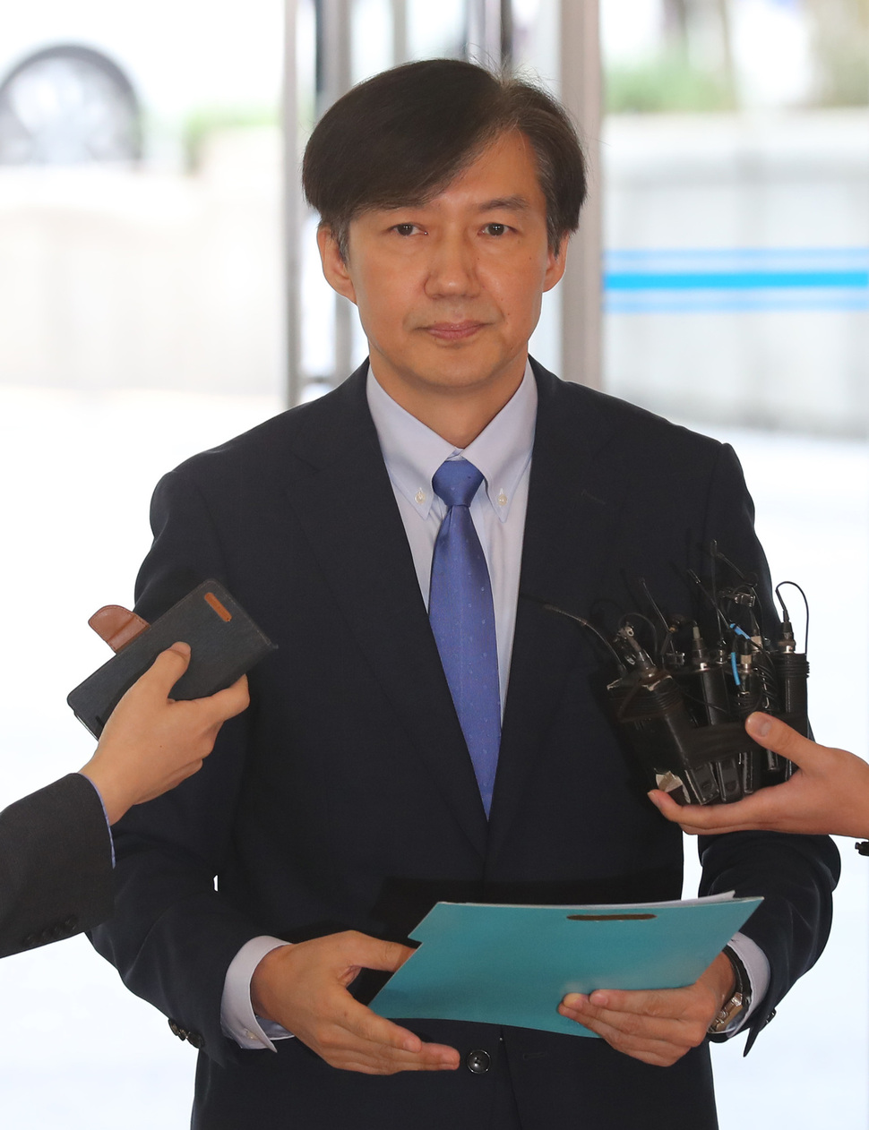조국 법무부 장관 후보자가 20일 오전 청문회 준비 사무실이 마련된 서울 종로구 한 빌딩에 출근하며 취임 뒤 시행할 국민 안전 정책을 발표하고 있다. 백소아 기자 thanks@hani.co.kr