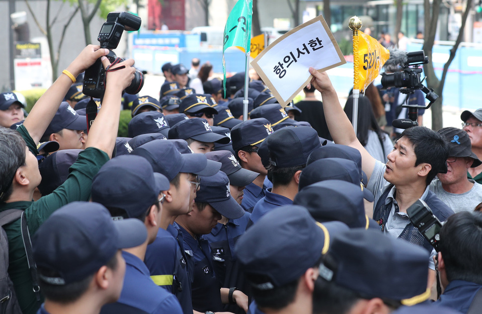 아사히비정규직지회장 차헌호씨가 20일 오전 서울 종로구 옛 일본대사관터 앞에서 열린 ‘아사히글라스 비정규직회 노동자에 대한 손해배상청구 규탄 기자회견’을 마친 뒤 항의서한을 일본대사관에 전달하려 했지만 경찰에 저지당하고 있다. 백소아 기자 thanks@hani.co.kr
